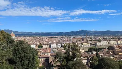 Vista generica sulle montagne o vista sulle montagne dall'interno dell'appartamento