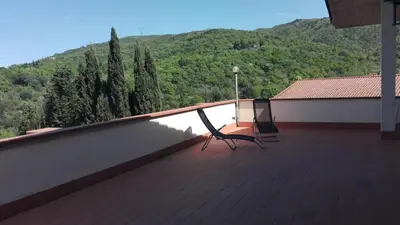 Vista generica sulle montagne o vista sulle montagne dall'interno dell'appartamento