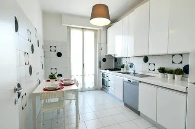 Cucina o angolo cottura di UNYCA - 4 bedroom Apartment in Florence 2