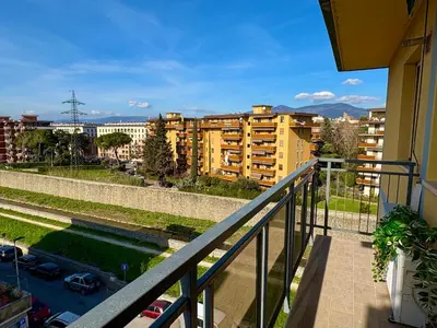 Vista generica sulle montagne o vista sulle montagne dall'interno dell'appartamento
