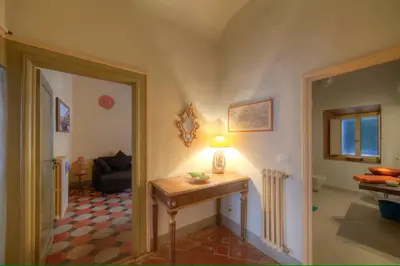 Area soggiorno di Historical building charming apartment