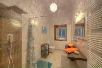 Bagno di Historical building charming apartment