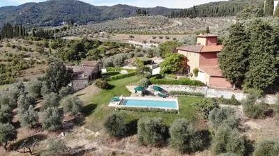 Vista generica sulle montagne o vista sulle montagne dall'interno of country house
