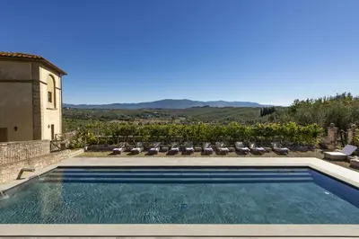 Vista generica sulle montagne o vista sulle montagne dall'interno of country house