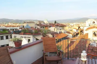 Vista generica sulle montagne o vista sulle montagne dall'interno dell'appartamento
