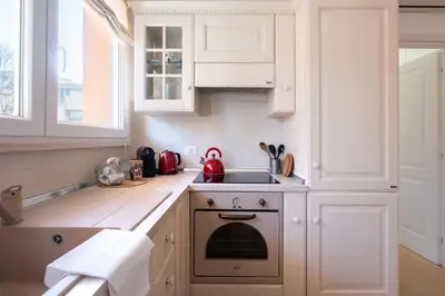 Cucina o angolo cottura di Keys of Italy - Senese 31 - Elegant and Comfy Apt in Porta Romana
