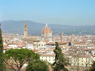 Vista generica sulle montagne o vista sulle montagne dall'interno dell'appartamento