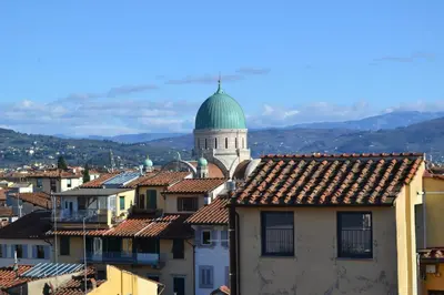 Vista generica sulle montagne o vista sulle montagne dall'interno del bed & breakfast
