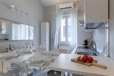 Cucina o angolo cottura di 4Season Flat 2 bedrooms 10 min walk from the cathedral