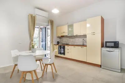 Cucina o angolo cottura di Scandicci Elite Home - Casa Moderna con Cortile e Parcheggio Gratuito