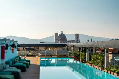 Vista generica sulle montagne o vista sulle montagne dall'interno dell'aparthotel