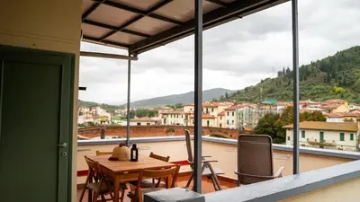 Vista generica sulle montagne o vista sulle montagne dall'interno dell'appartamento