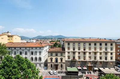 Vista generica sulle montagne o vista sulle montagne dall'interno dell'appartamento