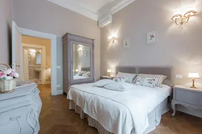 Letto o letti in una camera di Leopoldo Luxurious Apartment - Daily refresh available