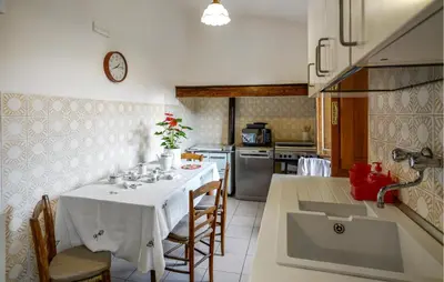 Cucina o angolo cottura di Awesome Apartment In Il Ferrone