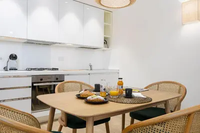 Cucina o angolo cottura di UNYCA - Elegant Apartment in Oltrarno Florence