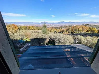 Vista generica sulle montagne o vista sulle montagne dall'interno della casa vacanze
