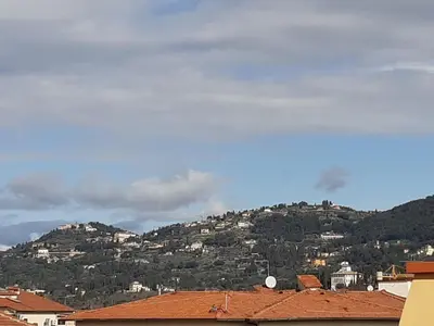 Vista generica sulle montagne o vista sulle montagne dall'interno dell'appartamento