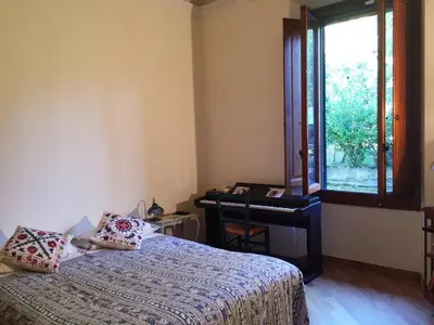 Letto o letti in una camera di Charming Hilltop 80m apartment close to center and EUI