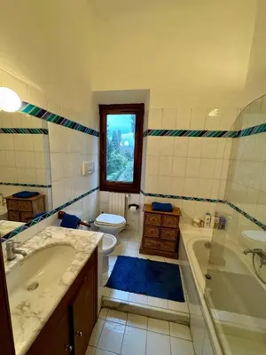 Bagno di Charming Hilltop 80m apartment close to center and EUI