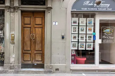 Certificato, attestato, insegna o altro documento esposto da Alfani Modern Loft by MMega