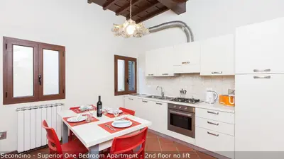 Cucina o angolo cottura di Palazzuolo Tower Apartments by Mamo Florence