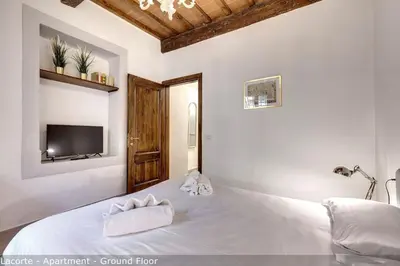 Letto o letti in una camera di Palazzuolo Tower Apartments by Mamo Florence