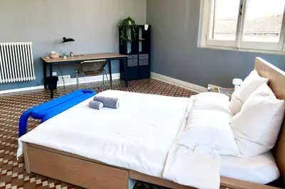 Letto o letti in una camera di Spacious Esthers Room E Near SMN