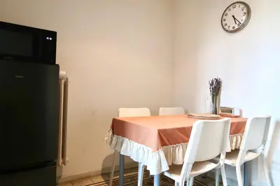 Cucina o angolo cottura di Spacious Esthers Room E Near SMN