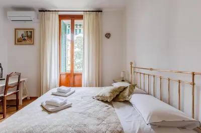 Letto o letti in una camera di GuestHost - An Oasis in Florence - Roomy Flat with Parking