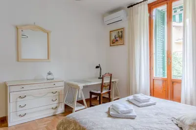 Letto o letti in una camera di GuestHost - An Oasis in Florence - Roomy Flat with Parking