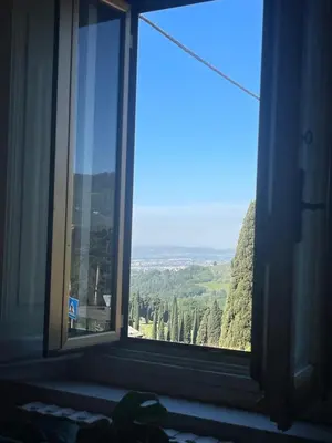 Vista generica sulle montagne o vista sulle montagne dall'interno dell'affittacamere