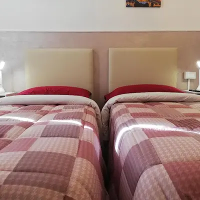 Letto o letti in una camera di Emerald guest house