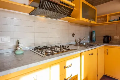 Cucina o angolo cottura di Yellow Home by MMega