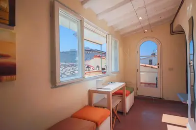 Vista generica sulle montagne o vista sulle montagne dall'interno dell'appartamento