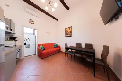 Cucina o angolo cottura di nice flat 1000 mt from city center and parking nearby - Dimora Leopolda