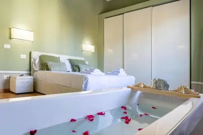 Letto o letti in una camera di Florence Retreat with Romantic Bathtub