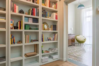 Biblioteca nell'appartamento