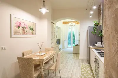 Cucina o angolo cottura di Stylish 2 bedroom flat - garden