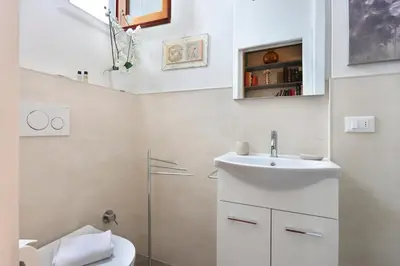 Bagno di L&D 51 LUXURY SUITES, Ognissanti square