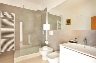 Bagno di L&D 51 LUXURY SUITES, Ognissanti square