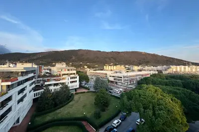 Vista generica sulle montagne o vista sulle montagne dall'interno dell'appartamento