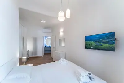 Letto o letti in una camera di UNYCA - Florence Elegant Three-Bedroom Apartment