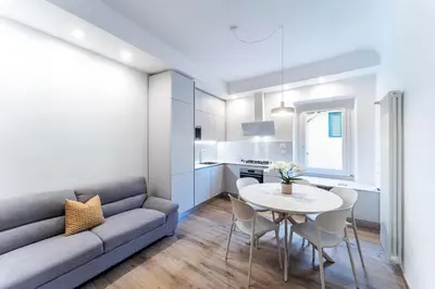 Cucina o angolo cottura di UNYCA - Florence Elegant Three-Bedroom Apartment
