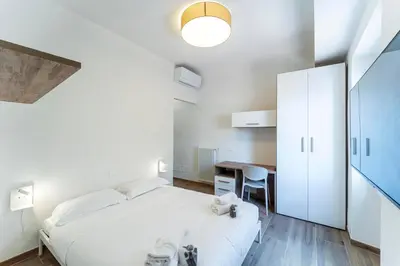 Letto o letti in una camera di UNYCA - Florence Elegant Three-Bedroom Apartment