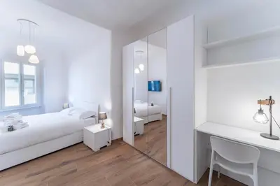 Letto o letti in una camera di UNYCA - Florence Elegant Three-Bedroom Apartment