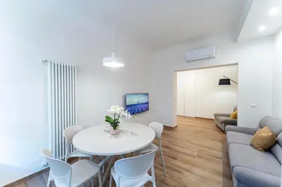 TV o dispositivi per l'intrattenimento presso UNYCA - Florence Elegant Three-Bedroom Apartment