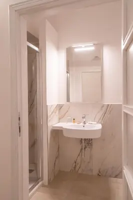 Bagno di Grande e luminoso appartamento in centro