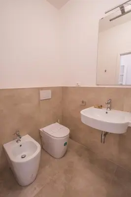 Bagno di Grande e luminoso appartamento in centro