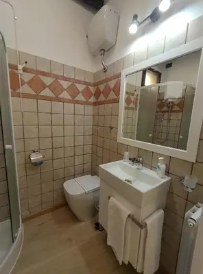 Bagno di Charming Little House 2 kilometers from the Historical Centre in a typical Florentine district right next to the Tram and Bus stops by Florence Holidays Apartments